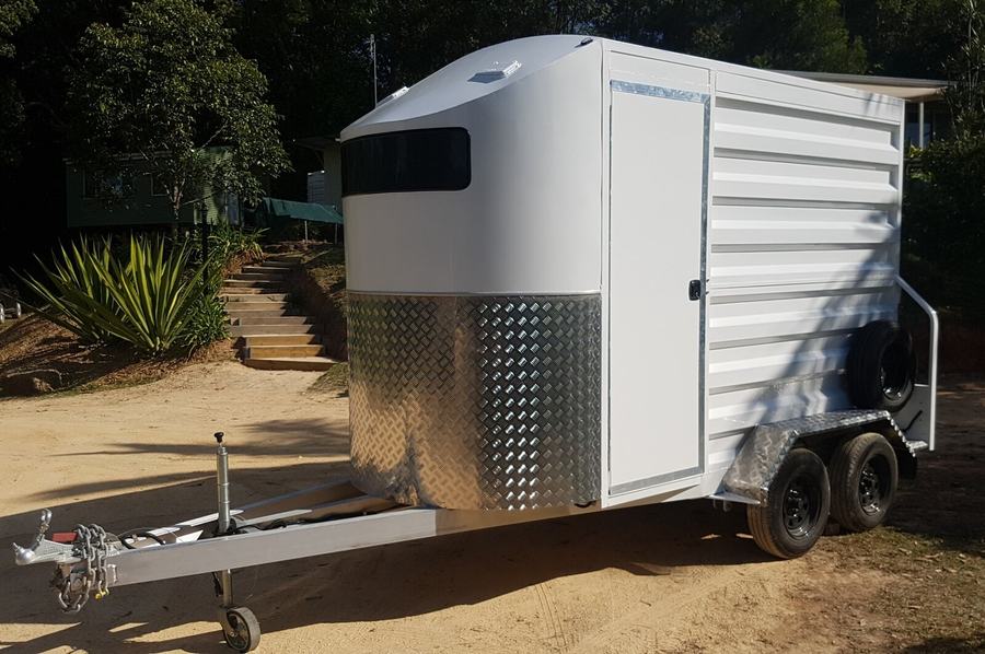 Enclosed stock float trailer with vented side panels